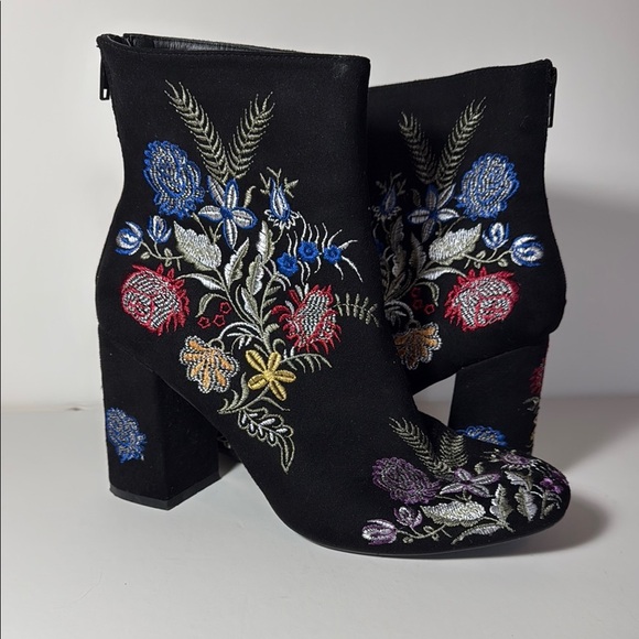 Olivia Miller Springfield Embroidered Black Velvet Chunk Ankle Boots Wmn's Sz 10 - Picture 2 of 7
